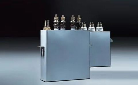 電容器在直流電路中起什么作用？